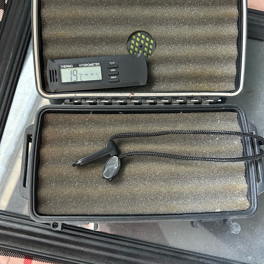 Black Waterproof Humidor - Picture 7 of 10